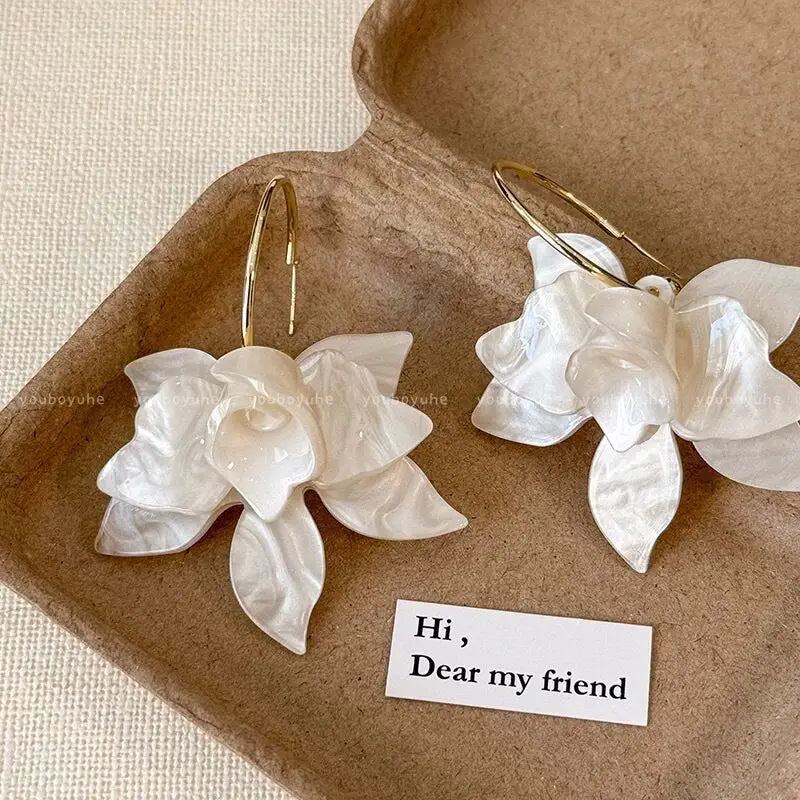 Orecchini a forma di petalo acrilico in metallo a forma di C Orecchini a bottone personalizzati in stile europeo americano Accessori da viaggio per ragazze da donna