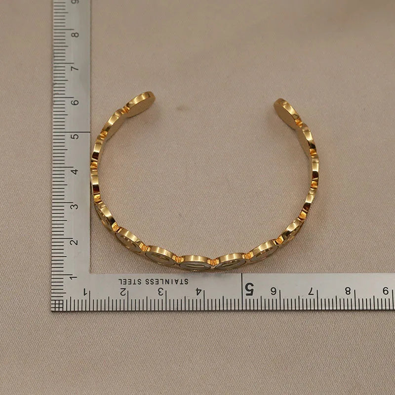 Bracciale aperto in acciaio inossidabile di alta qualità con design a cuore Bracciale in titanio con conchiglia d'amore per regali di accessori per gioielli da donna