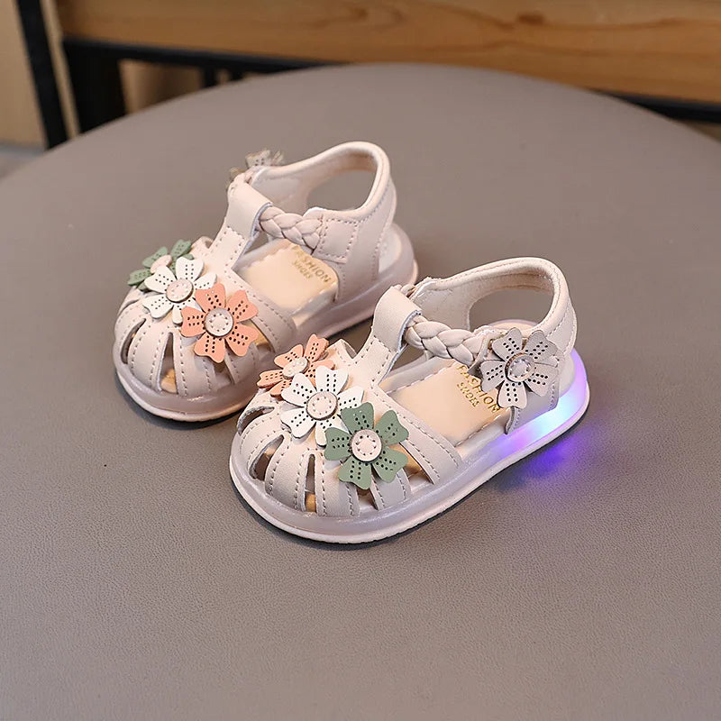 Leichte LED-Kinderschuhe in neuer Mode für den Sommer – schlichte und vielseitige Retro-Mädchenschuhe – elegante und leichte Prinzessinnen-Blumen-Kindersandalen