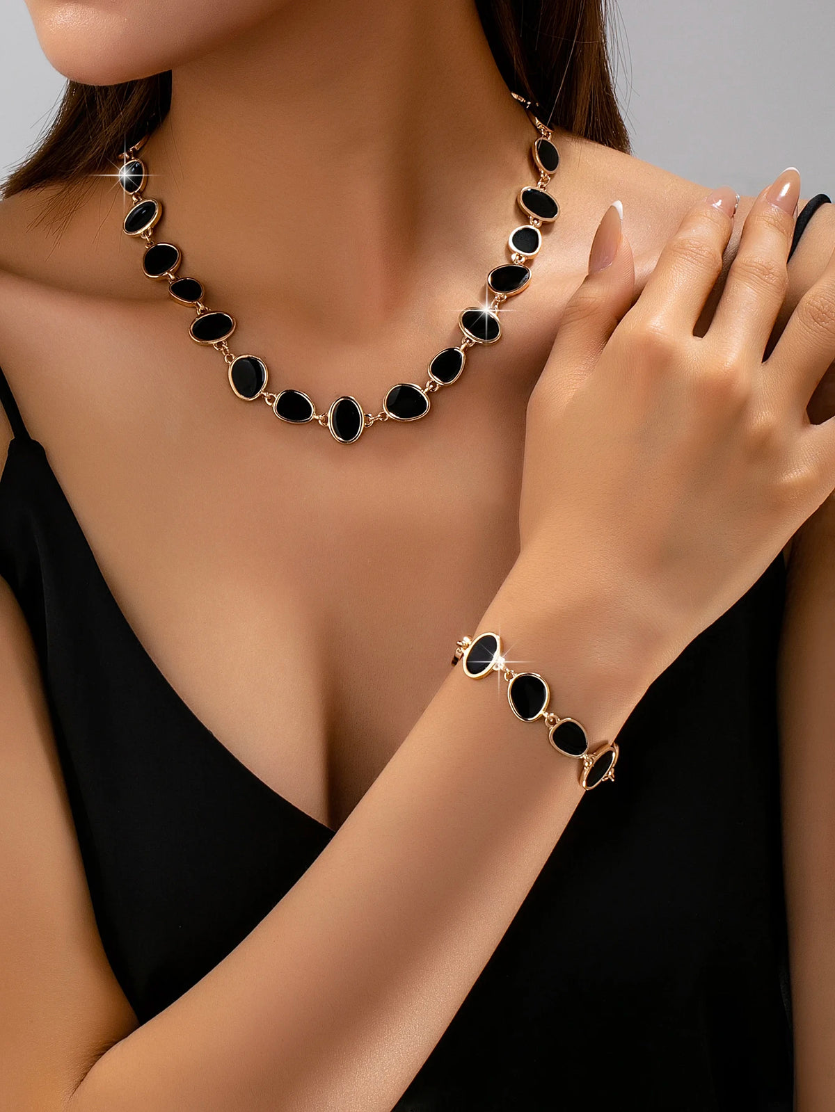Un ensemble collier et bracelet pour femme à la mode, léger, décontracté, stylé, élégant et polyvalent