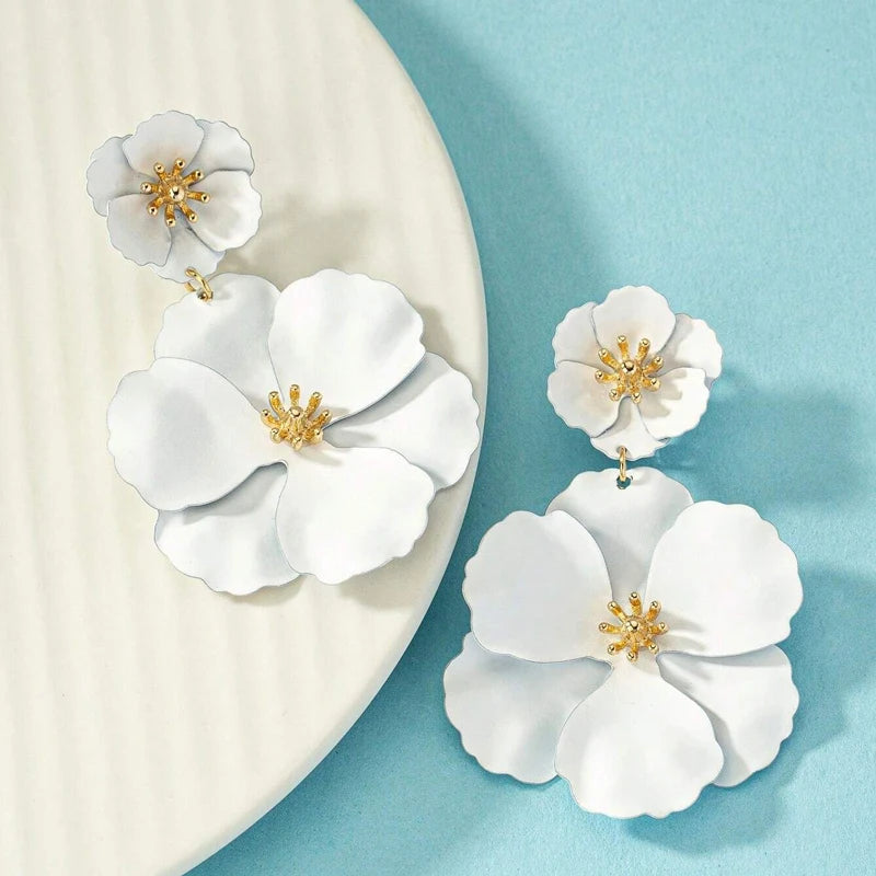 Orecchini pendenti con fiori fucsia da donna Placcatura in oro Orecchini pendenti con fiori grandi spray fucsia bianchi Orecchini da sposa per le vacanze