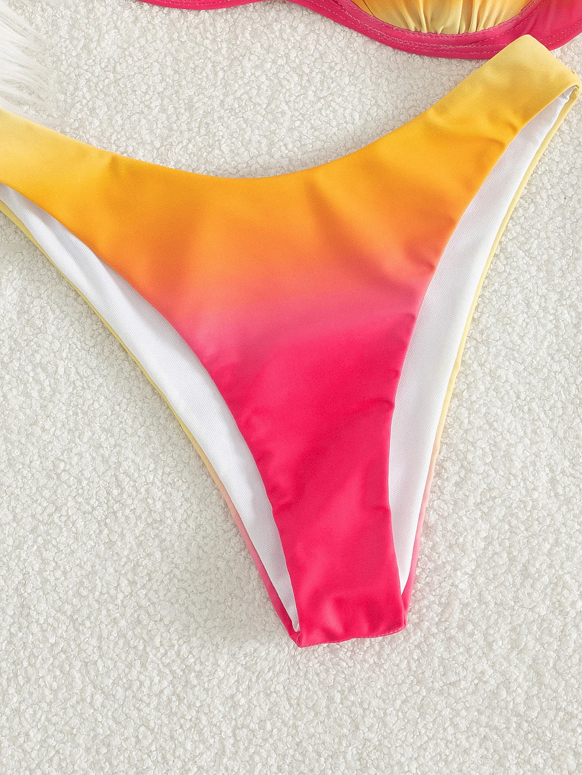 Damen Bikini-Set in Pink-Orange-Ombre, gewelltes Bügel-Oberteil mit hohem Beinausschnitt, 2-teilige Bademode für den Strand