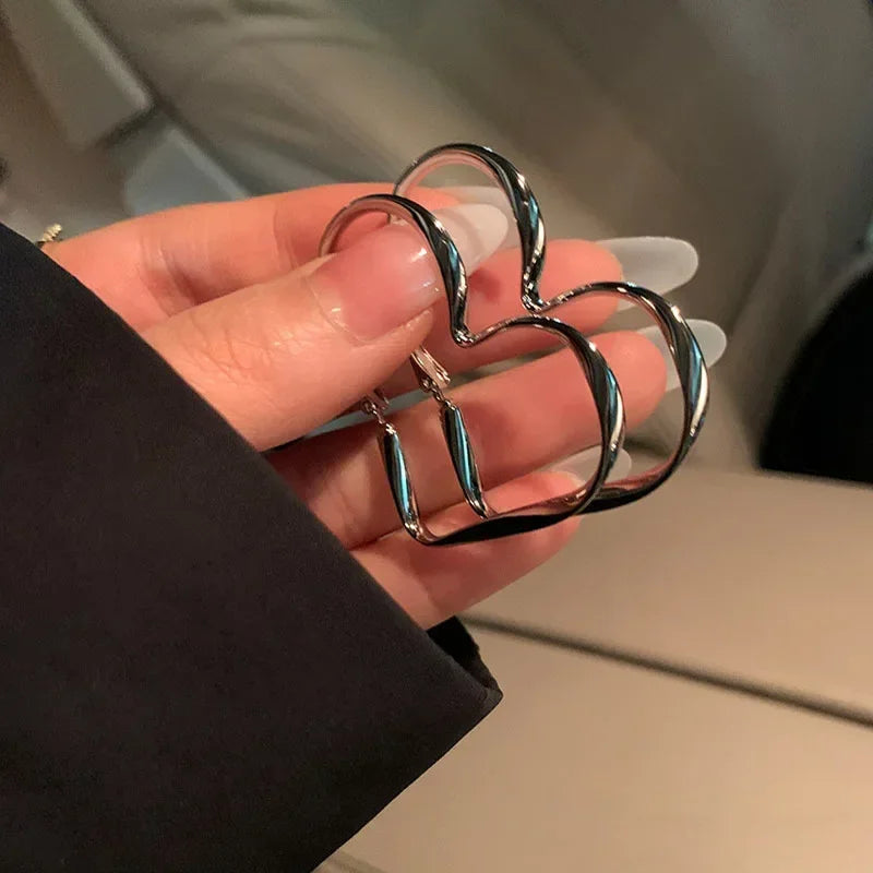 1 paio di orecchini a cerchio con ciondolo a forma di cuore cavo grande da donna, moda esagerata, design a forma di cuore, polsino per regalo di gioielli per ragazze