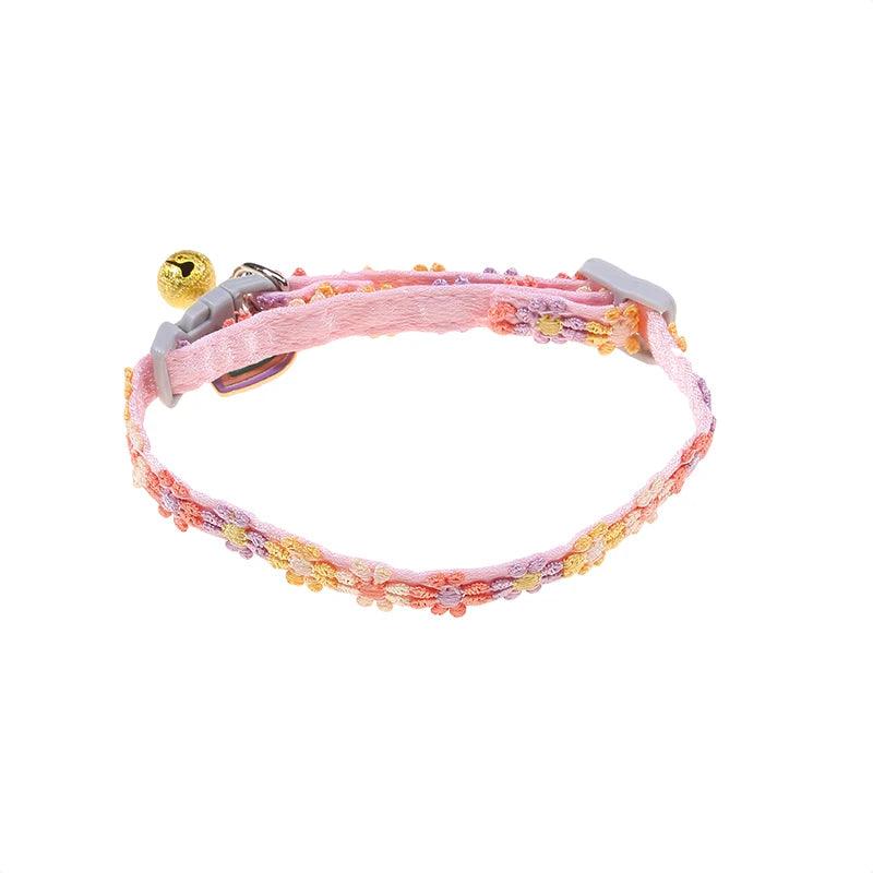 Forniture per collane per animali domestici Collare per gatti con fiori in pizzo colorato Gioielli per cani Fascia per collo Campana Forniture essenziali per animali domestici Collare per gatti con archetto da collo