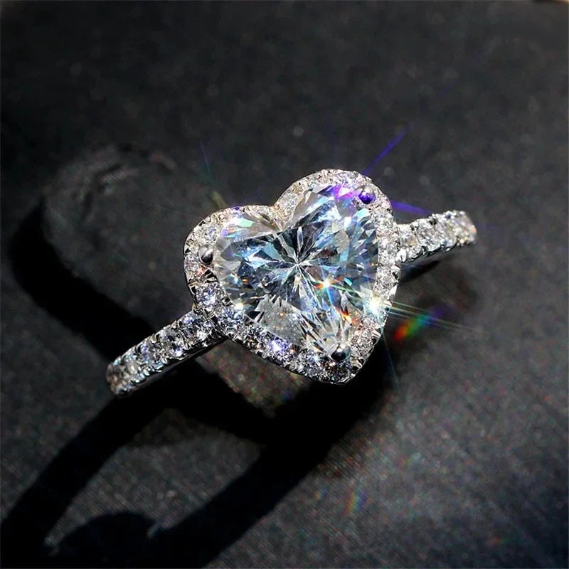 Anello a forma di cuore color argento di lusso per le donne Squisita moda in metallo intarsiato con pietre di zircone bianco Anello nuziale Gioielli di fidanzamento