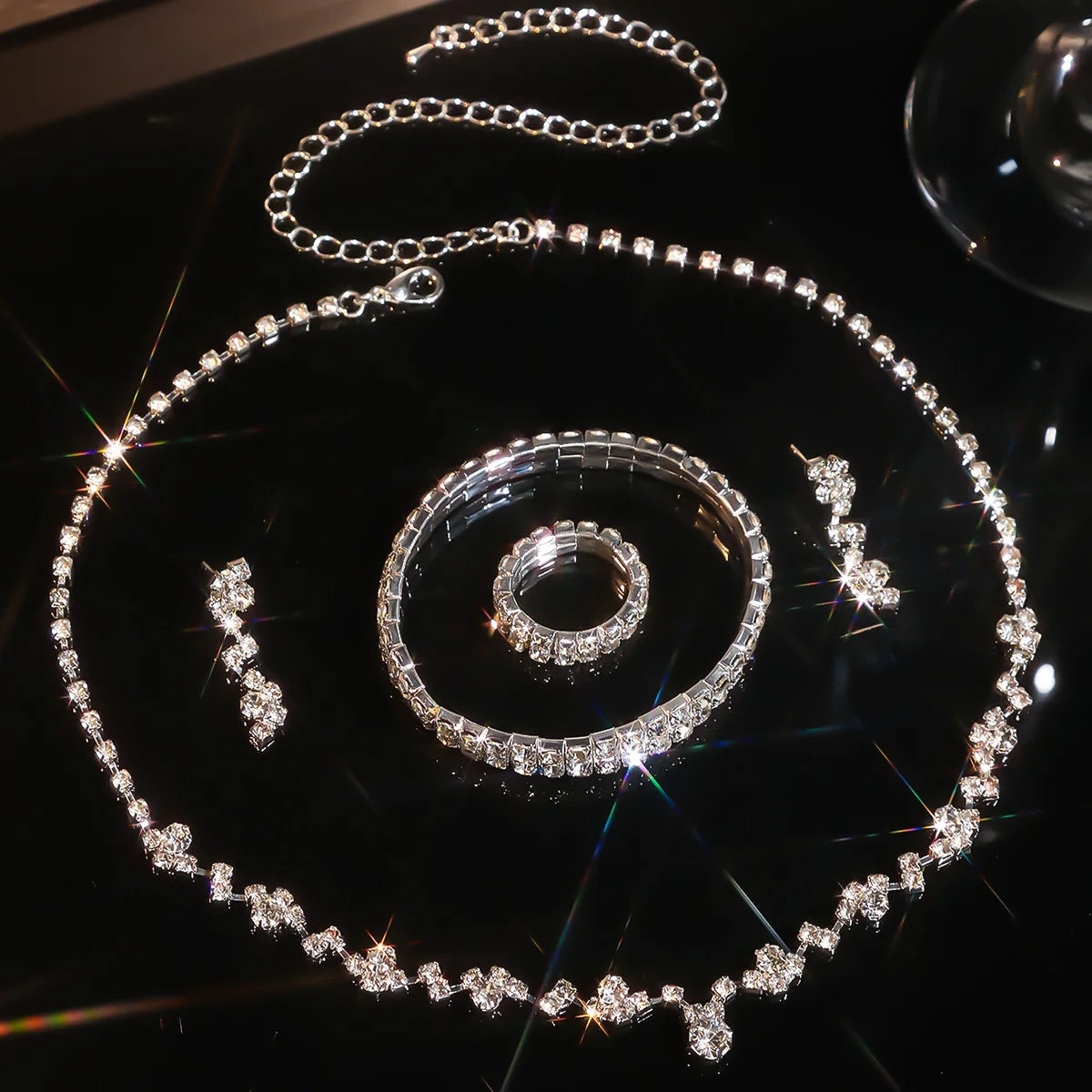 Ensemble de bijoux - Parure féminine haut de gamme de quatre pièces : Accessoires de bracelet, collier, boucles d'oreilles, chaîne de main, bague, accessoires vestimentaires