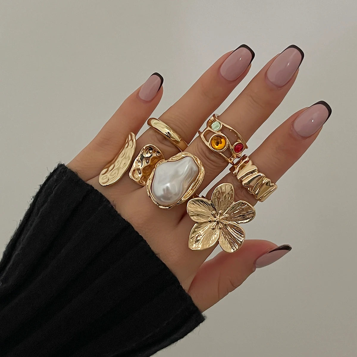 Ingemark 2025 Anello barocco con perla imitazione per donna Anelli aperti eleganti con accessori esagerati per gioielli con design floreale in metallo