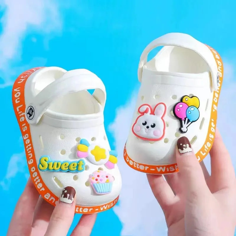 Sommerschuhe für Kinder Sandalen Loch Schuhe für Kinder Weiche rutschfeste Hausschuhe Cartoon-Design Loch Schuhe für Kinder Strandsand für Jungen Mädchen