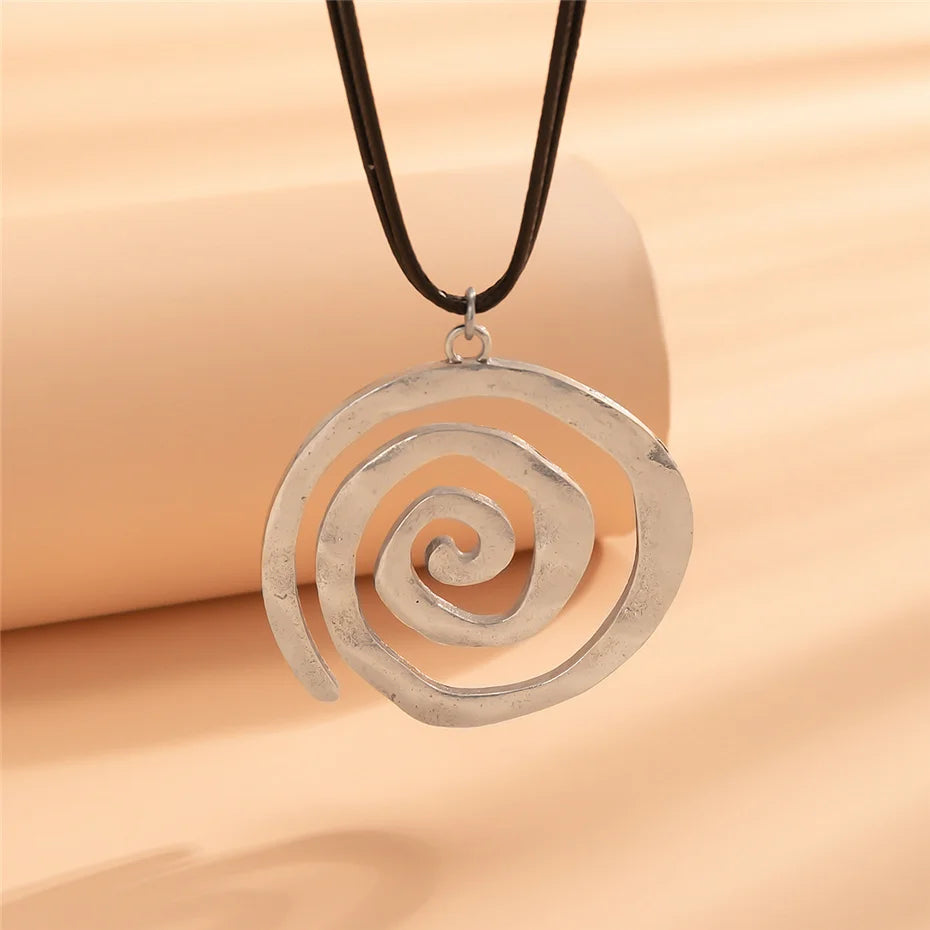 Collana con ciondolo a conchiglia a spirale grande creativa etnica Collana da donna Goth regolabile in pelle con filo di cera Accessori per gioielli Y2K per le vacanze