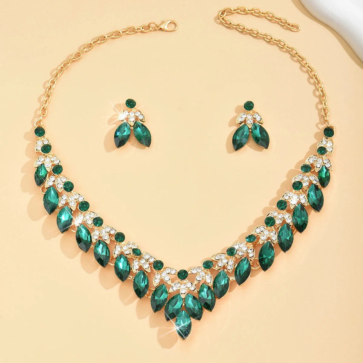 Boucles d'oreilles, colliers, parures de bijoux, mariages, fêtes et cadeaux de vacances en forme de feuilles à la mode pour femmes pour un usage quotidien.