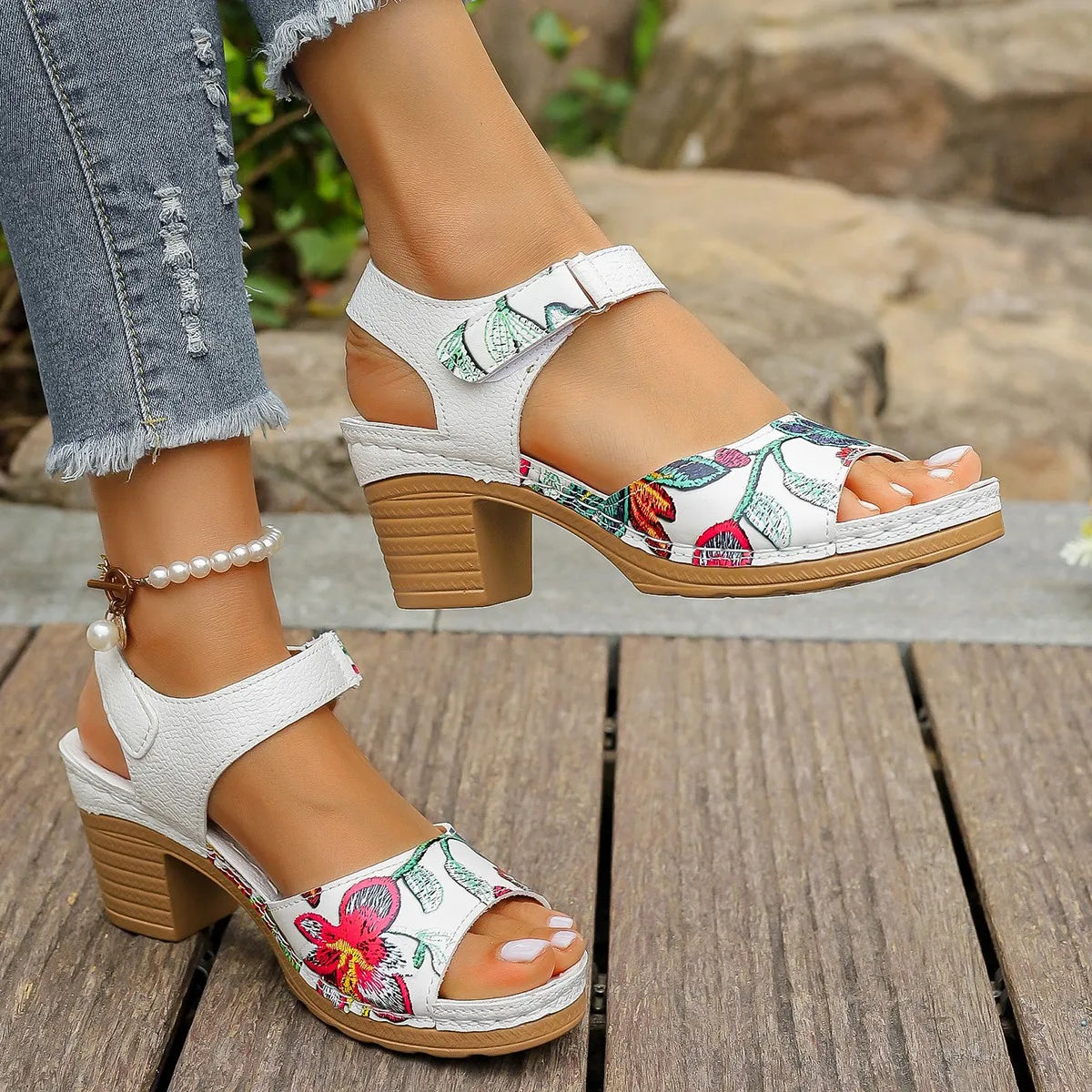 Sandales compensées pour femmes 2024 été nouvelles sandales de plage tendance sandales d'extérieur confortables chaussures légères et respirantes pour femmes