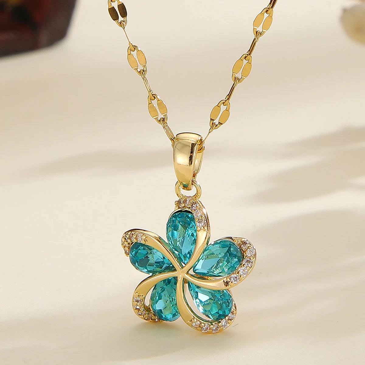 DIEYURO Collana con ciondolo fiori in zircone verde in acciaio inossidabile 316L per le donne Nuovi regali di gioielli di compleanno con catena fortunata per ragazze di lusso