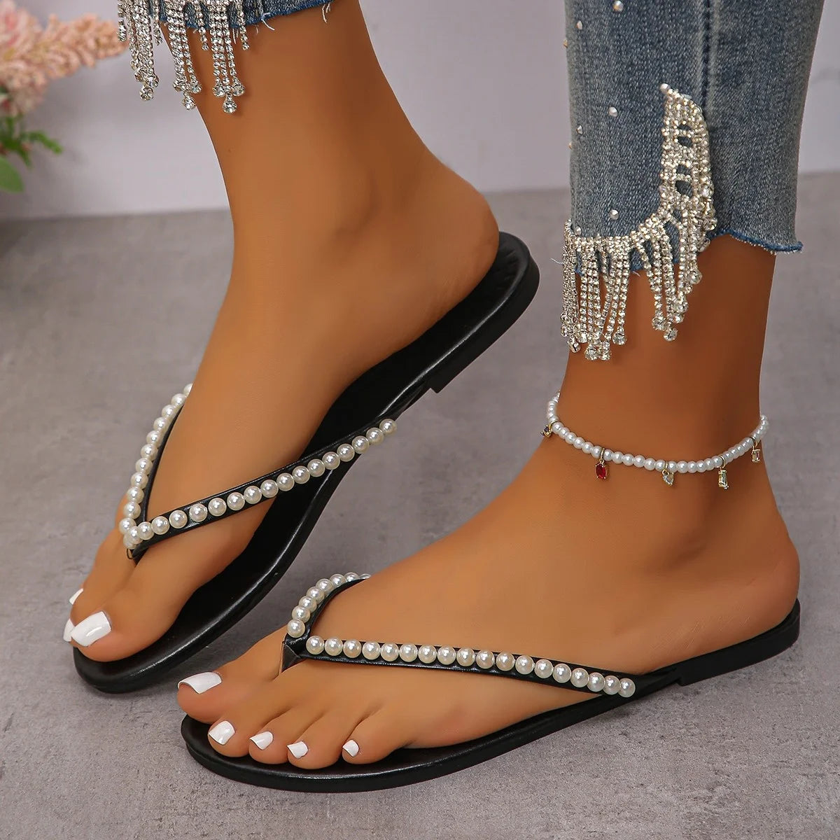 2025 New Fashionable and Versatile Pearl Clip Toe Women's Flat Slippers, Daily Low Heel One Line Casual Beach Sandals