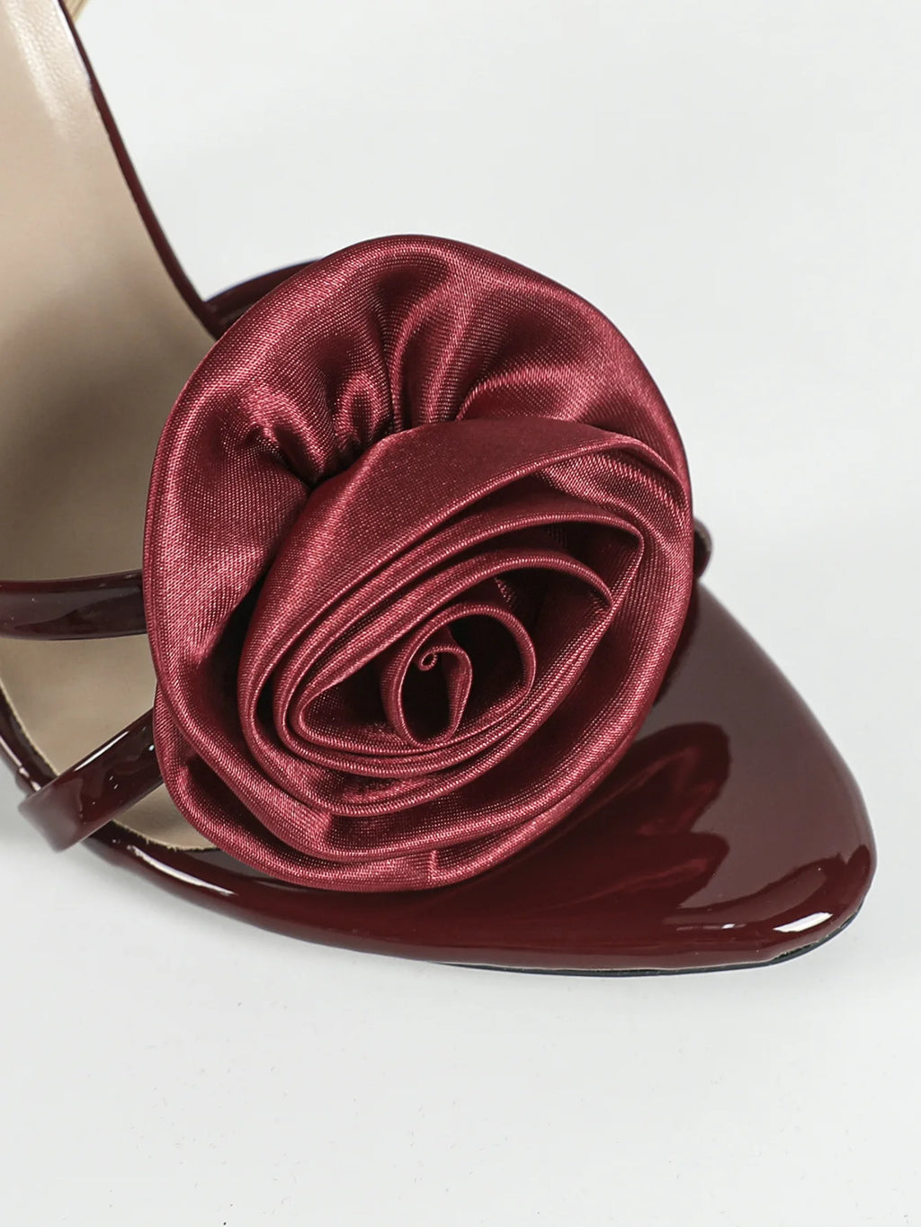 Rot-rote offene Sandaletten mit Knöchelriemen und Stilettoabsatz, dreidimensionales Blumendesign, Sommermode für den Außenbereich, zum Hineinschlüpfen