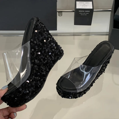 Fabrikpreis 2025 Neue Sommer-Mode-Schleifen-Glitzer-Sandalen PVC Casual Keilabsatz-Hausschuhe Ultrahohe Absätze Wasserdichtes Plateau