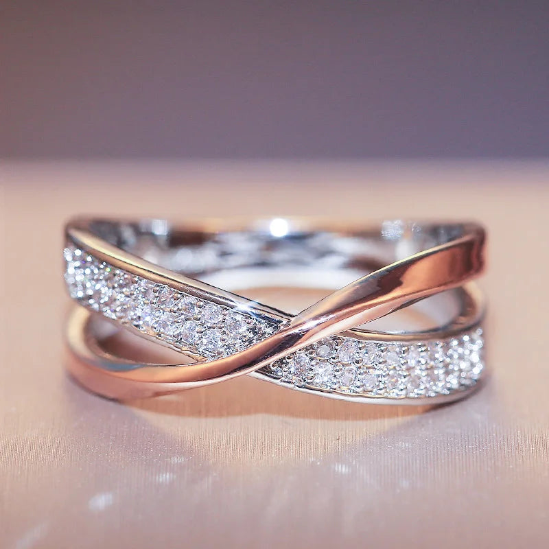 Huitan Il più nuovo anello incrociato a forma di X bicolore fresco per le donne Gioielli alla moda da sposa Abbagliante pietra CZ Grandi anelli moderni Anelli