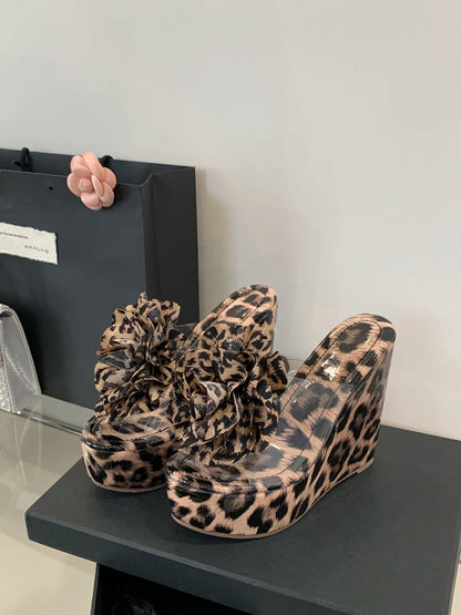 2025 Nouvelles chaussures d'été sexy à imprimé léopard à talon compensé pour femmes Sandales à talons hauts de niche pour soirée