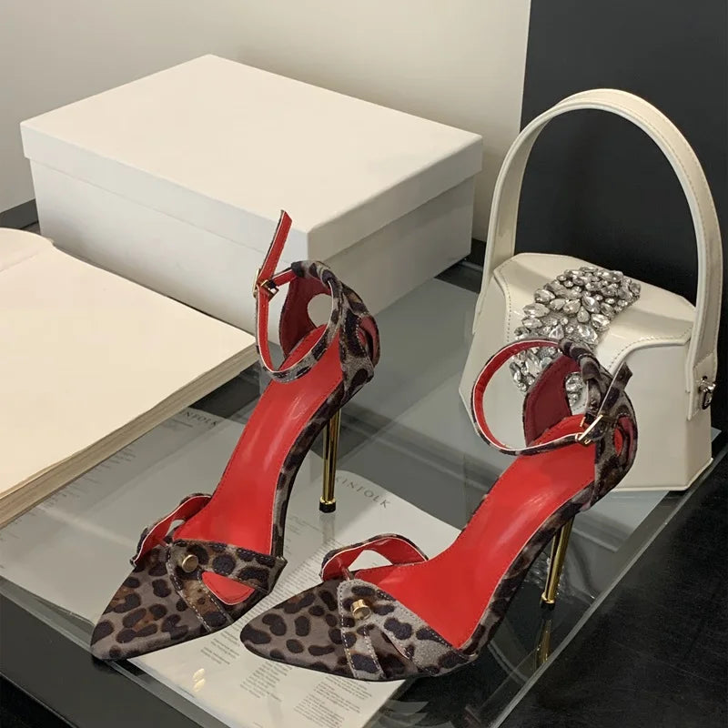 Sandales à talon aiguille en métal léopard 11 cm Bout pointu Bride droite Chaussures à la mode sexy pour femme Talons à boucle à la cheville