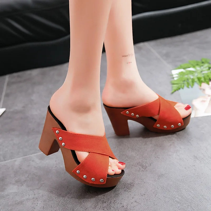 Sandales à plateforme à bout ouvert avec lanières croisées rivetées, sexy, rehaussantes, à fermeture boutonnée, pour le printemps, l'été, l'hiver
