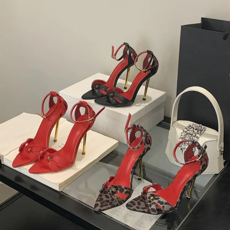 Sandales à talon aiguille en métal léopard 11 cm Bout pointu Bride droite Chaussures à la mode sexy pour femme Talons à boucle à la cheville