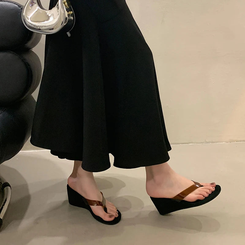 Chaussons transparents en PVC pour femmes 2025, sandales d'été à bout ouvert, talons compensés, chaussures à enfiler, tongs pour dames