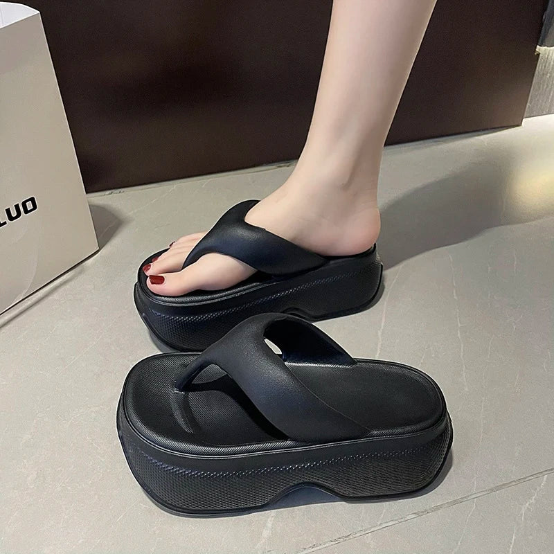 Tongs rehaussantes pour femmes 2024, sandales de plage tendance d'été avec semelle intérieure imprimée en PU, nouvelles sandales cool à semelles épaisses