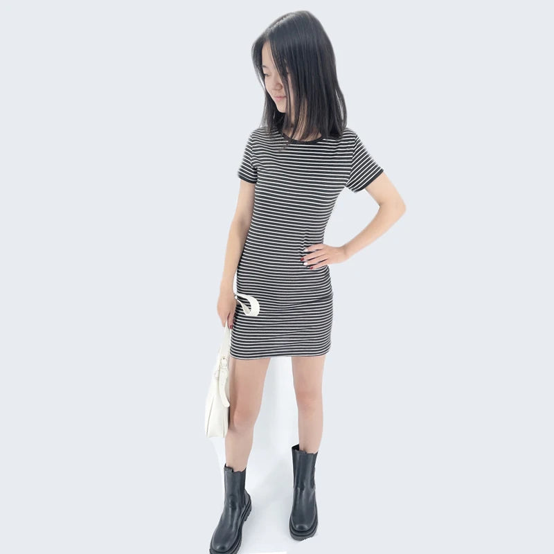 Abito estivo a maniche corte con scollo tondo abbastanza stock Abiti a righe bianche e nere Abito casual elegante tubino sottile