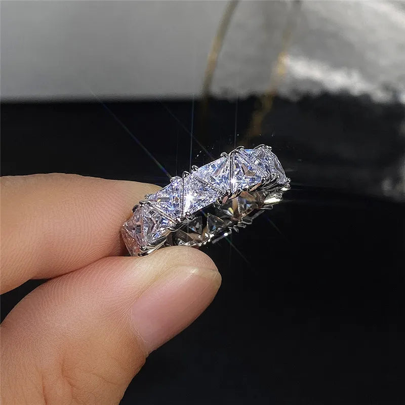 Huitan Fede nuziale di lusso Anelli di promessa per le donne Triangolo unico Design con zirconi cubici Nuovi gioielli alla moda di alta qualità Dropship