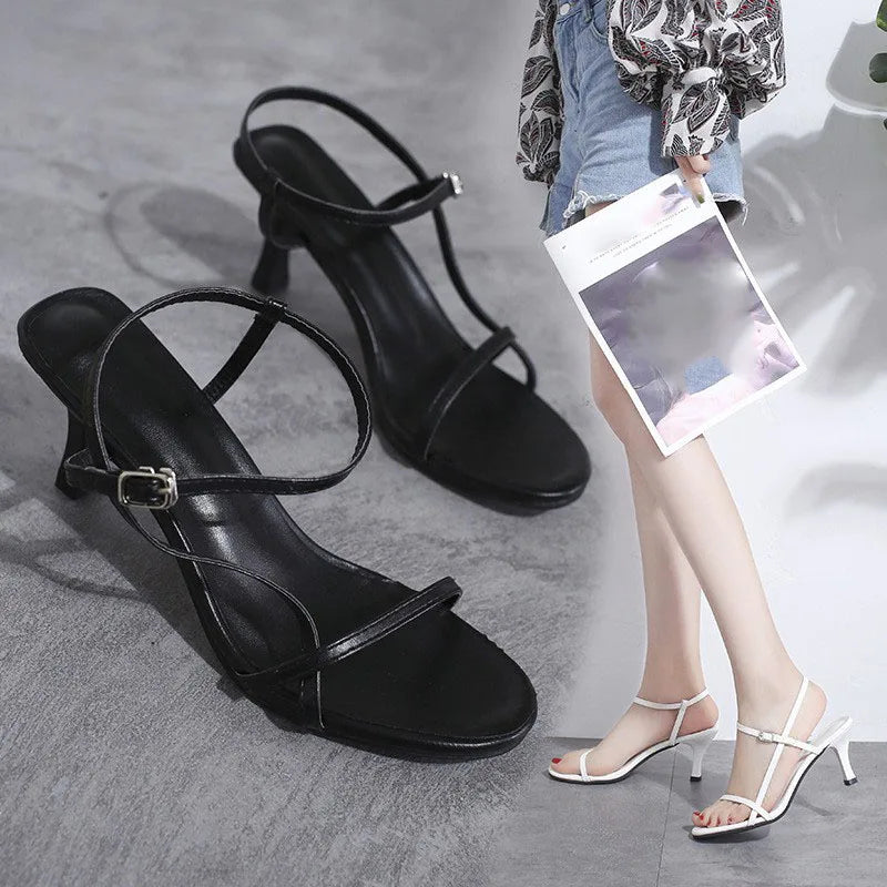 Neue Mid-Absatzsandalen für Damen, Sommer-Fischmaul-Cover, dicke Absätze, hohe Absätze, einfacher Farb-Stil