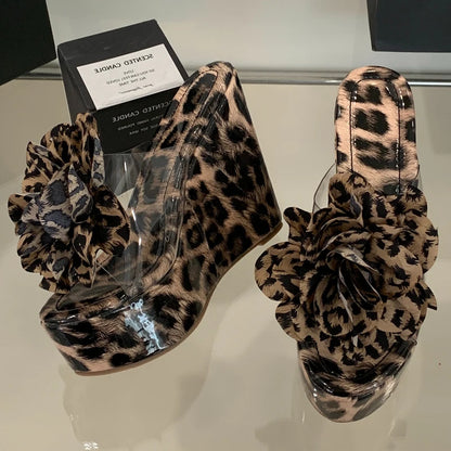 2025 Nouvelles chaussures d'été sexy à imprimé léopard à talon compensé pour femmes Sandales à talons hauts de niche pour soirée