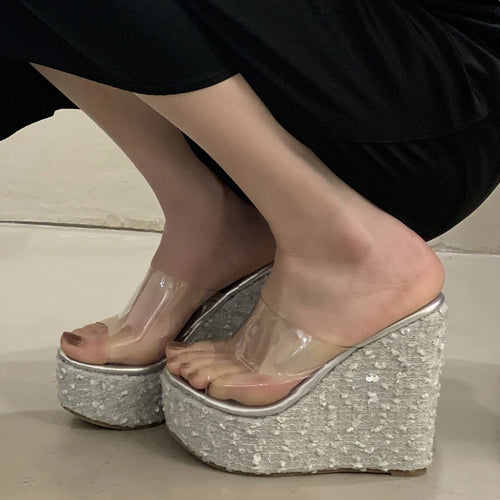 Fabrikpreis 2025 Neue Sommer-Mode-Schleifen-Glitzer-Sandalen PVC Casual Keilabsatz-Hausschuhe Ultrahohe Absätze Wasserdichtes Plateau