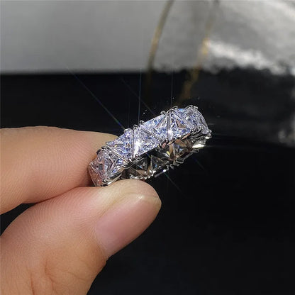 Huitan Fede nuziale di lusso Anelli di promessa per le donne Triangolo unico Design con zirconi cubici Nuovi gioielli alla moda di alta qualità Dropship