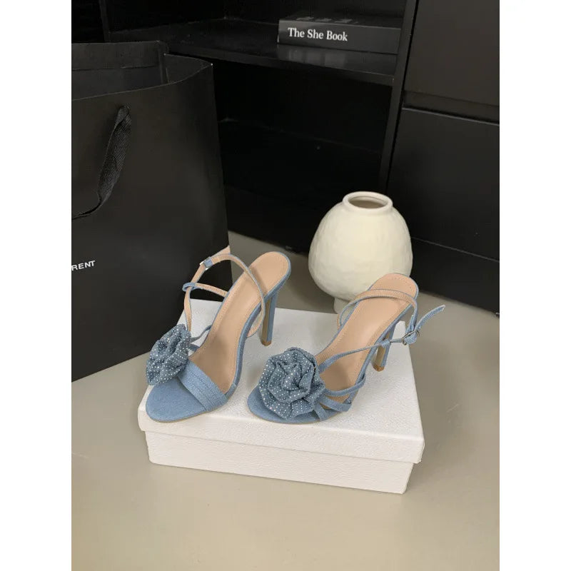 Escarpins ouverts en jean pour femmes, ornés de fleurs en strass, avec bride arrière, talons hauts, style haut et fin, sandales à enfiler.