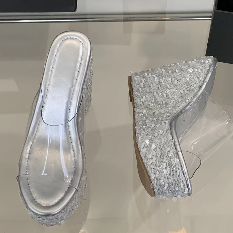 Fabrikpreis 2025 Neue Sommer-Mode-Schleifen-Glitzer-Sandalen PVC Casual Keilabsatz-Hausschuhe Ultrahohe Absätze Wasserdichtes Plateau