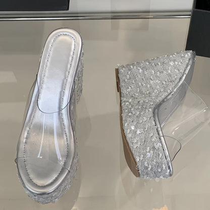 Fabrikpreis 2025 Neue Sommer-Mode-Schleifen-Glitzer-Sandalen PVC Casual Keilabsatz-Hausschuhe Ultrahohe Absätze Wasserdichtes Plateau
