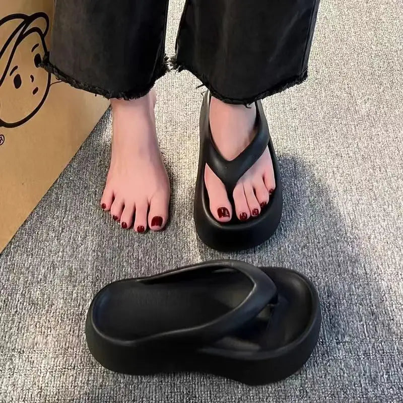 Tongs rehaussantes pour femmes 2024, sandales de plage tendance d'été avec semelle intérieure imprimée en PU, nouvelles sandales cool à semelles épaisses