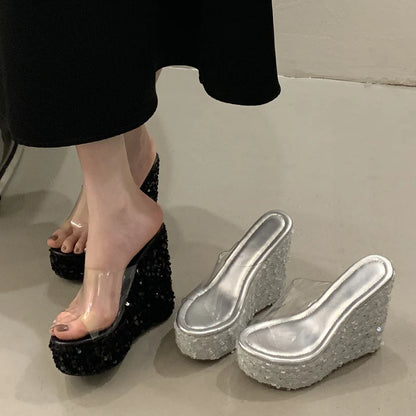 Fabrikpreis 2025 Neue Sommer-Mode-Schleifen-Glitzer-Sandalen PVC Casual Keilabsatz-Hausschuhe Ultrahohe Absätze Wasserdichtes Plateau