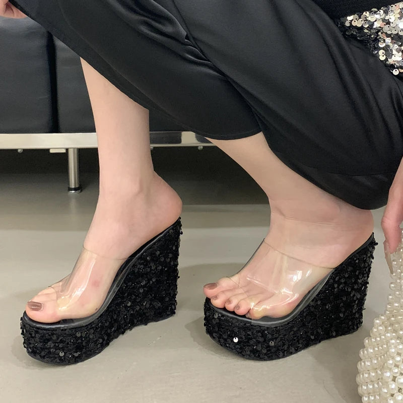 Fabrikpreis 2025 Neue Sommer-Mode-Schleifen-Glitzer-Sandalen PVC Casual Keilabsatz-Hausschuhe Ultrahohe Absätze Wasserdichtes Plateau
