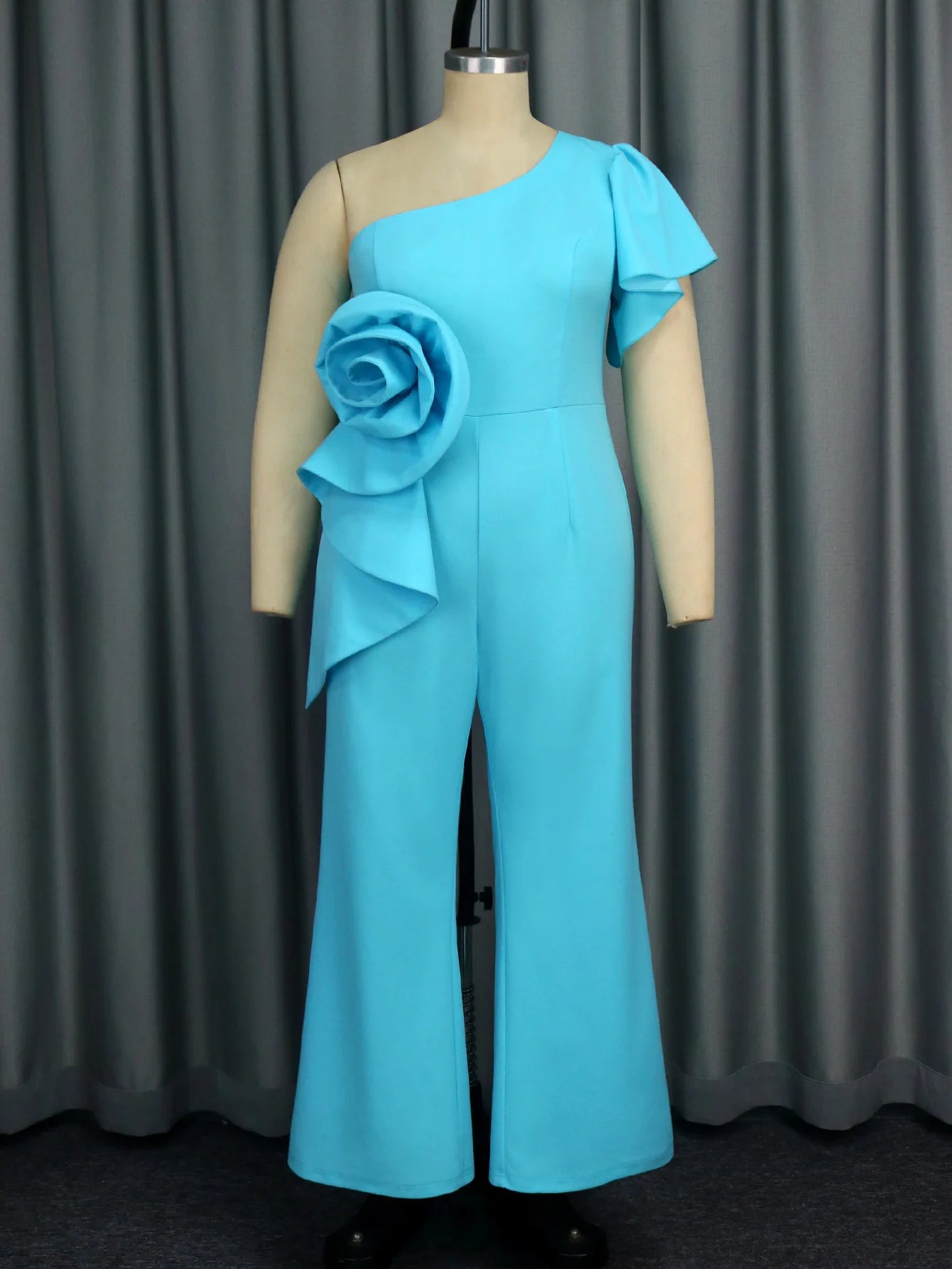 Asymmetrischer schulterfreier Jumpsuit mit Rüschenärmeln und Blumenmuster für Damen in Übergröße