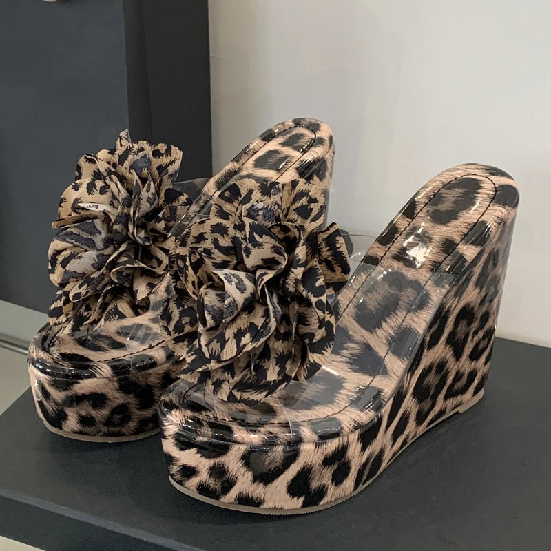2025 Nouvelles chaussures d'été sexy à imprimé léopard à talon compensé pour femmes Sandales à talons hauts de niche pour soirée