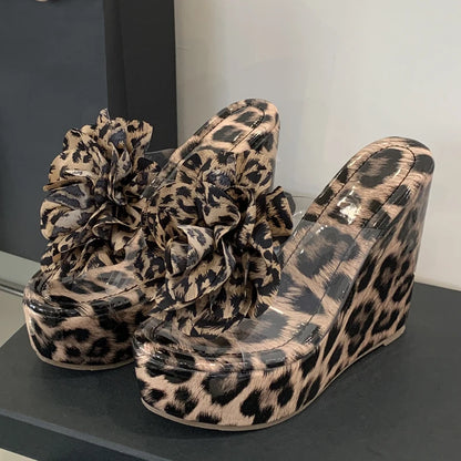 2025 Nouvelles chaussures d'été sexy à imprimé léopard à talon compensé pour femmes Sandales à talons hauts de niche pour soirée