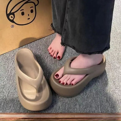 Tongs rehaussantes pour femmes 2024, sandales de plage tendance d'été avec semelle intérieure imprimée en PU, nouvelles sandales cool à semelles épaisses