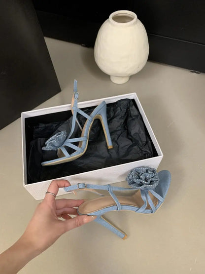 Escarpins ouverts en jean pour femmes, ornés de fleurs en strass, avec bride arrière, talons hauts, style haut et fin, sandales à enfiler.