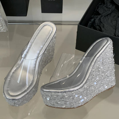 Fabrikpreis 2025 Neue Sommer-Mode-Schleifen-Glitzer-Sandalen PVC Casual Keilabsatz-Hausschuhe Ultrahohe Absätze Wasserdichtes Plateau