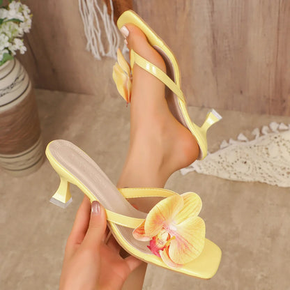 Damen-Flip-Flops mit Absatz, Neuheit 2025, Nischendesign, blütenförmige Zehenpartie, dicker Absatz, Slip-on-Sandalen für Damen