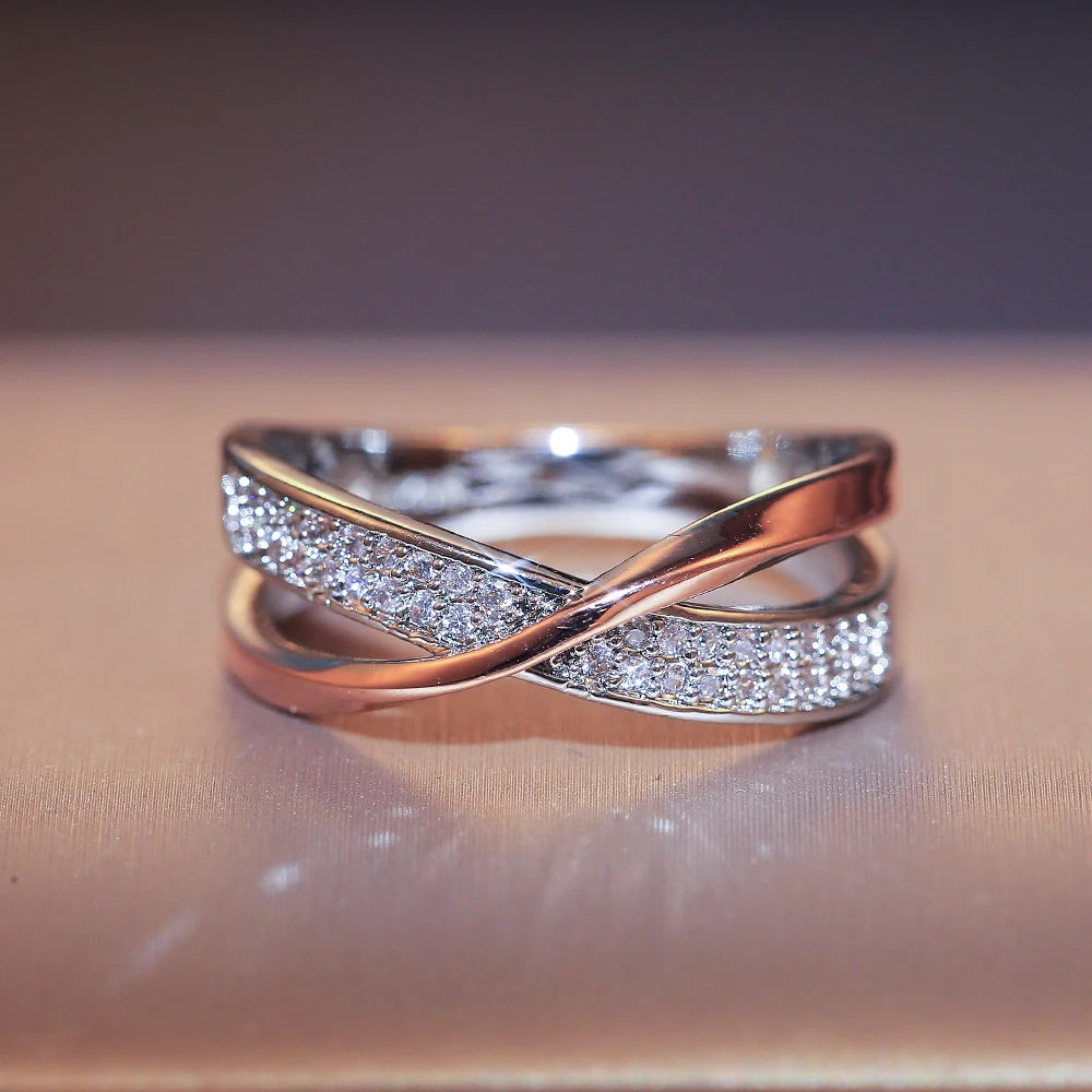 Huitan Il più nuovo anello incrociato a forma di X bicolore fresco per le donne Gioielli alla moda da sposa Abbagliante pietra CZ Grandi anelli moderni Anelli
