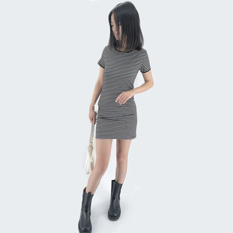 Abito estivo a maniche corte con scollo tondo abbastanza stock Abiti a righe bianche e nere Abito casual elegante tubino sottile