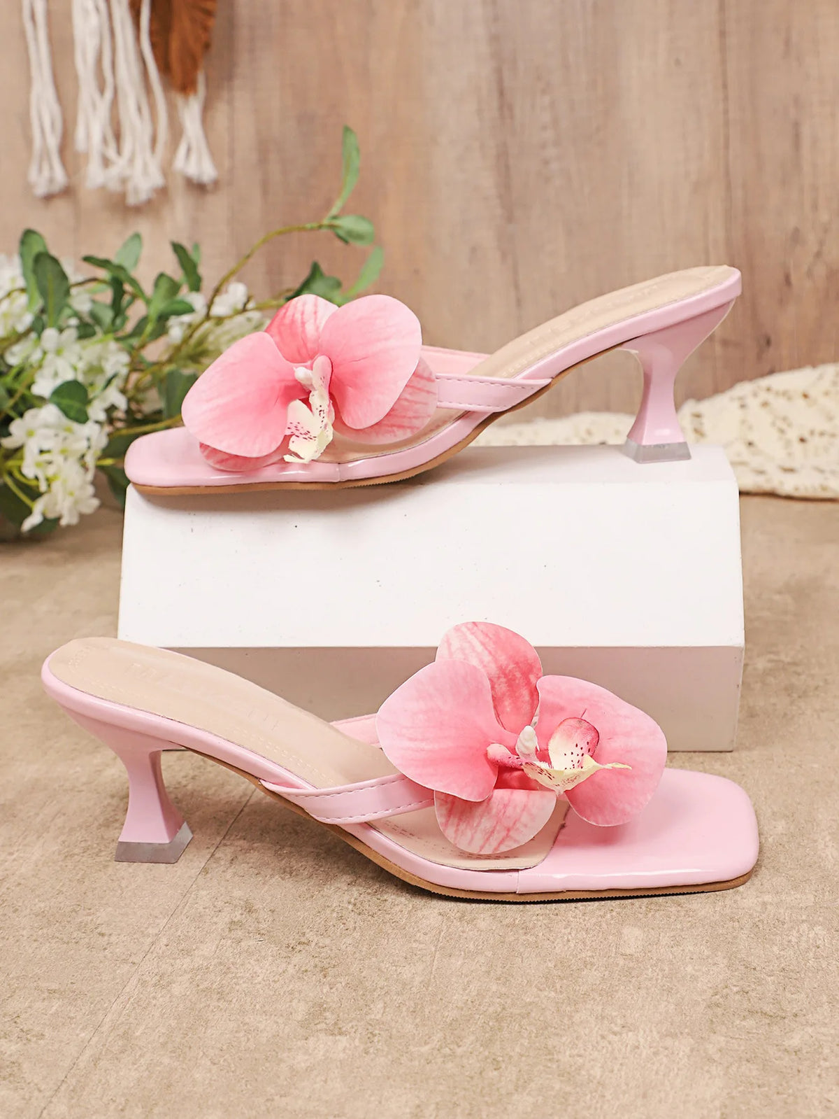 Damen-Flip-Flops mit Absatz, Neuheit 2025, Nischendesign, blütenförmige Zehenpartie, dicker Absatz, Slip-on-Sandalen für Damen