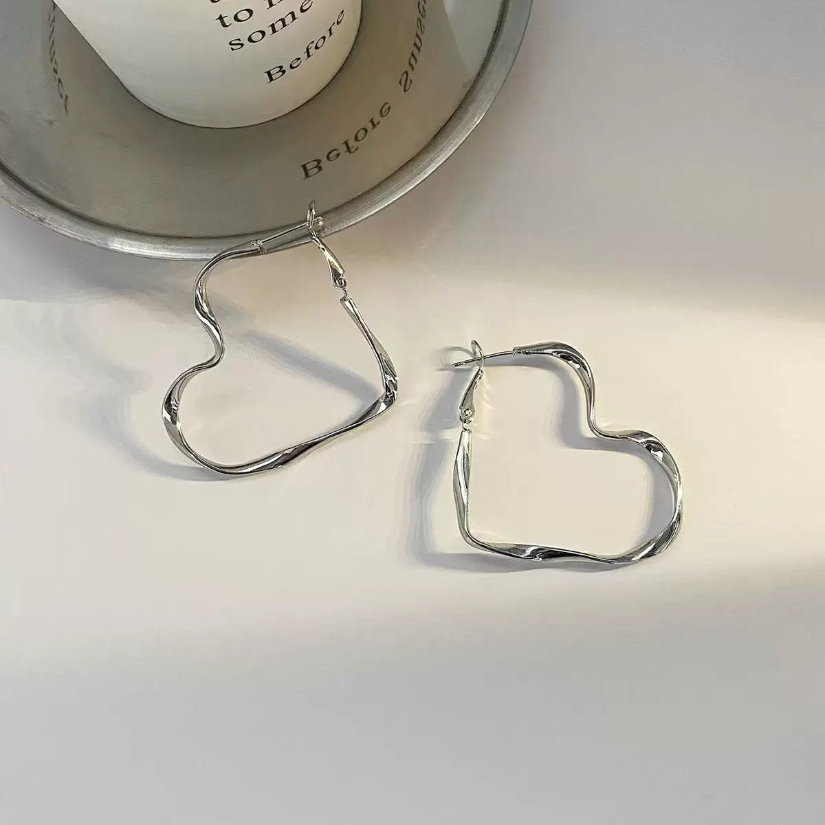 1 paio di orecchini a cerchio con ciondolo a forma di cuore cavo grande da donna, moda esagerata, design a forma di cuore, polsino per regalo di gioielli per ragazze