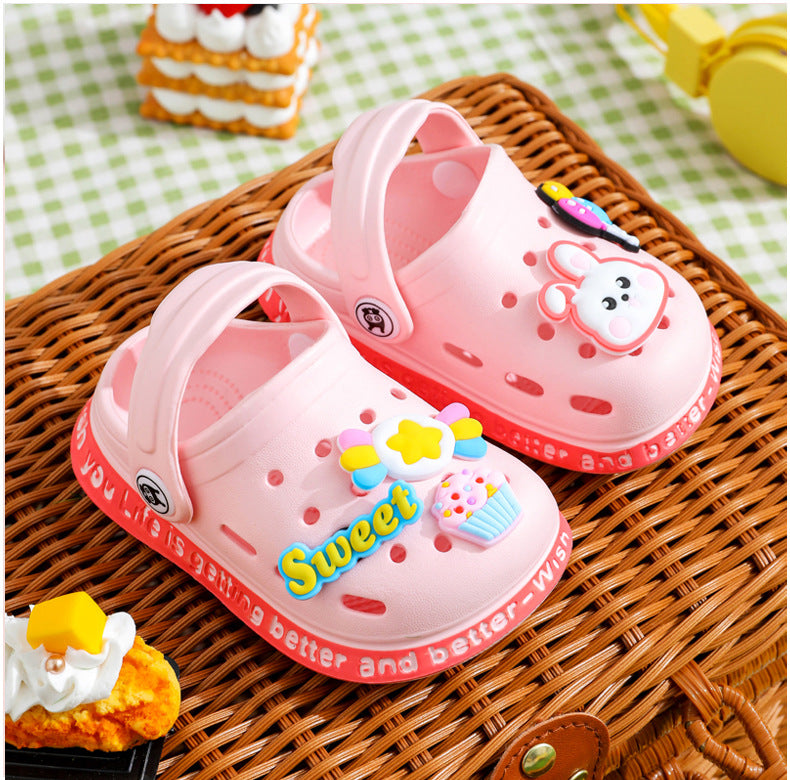 Sommerschuhe für Kinder Sandalen Loch Schuhe für Kinder Weiche rutschfeste Hausschuhe Cartoon-Design Loch Schuhe für Kinder Strandsand für Jungen Mädchen